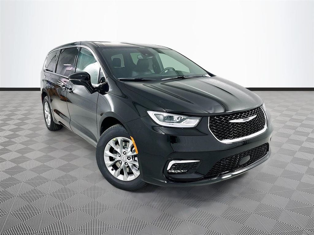 2026 Chrysler Pacifica Select in Diamond Black Crystal Pearl-Coat Exterior Paint — front three-quarter view